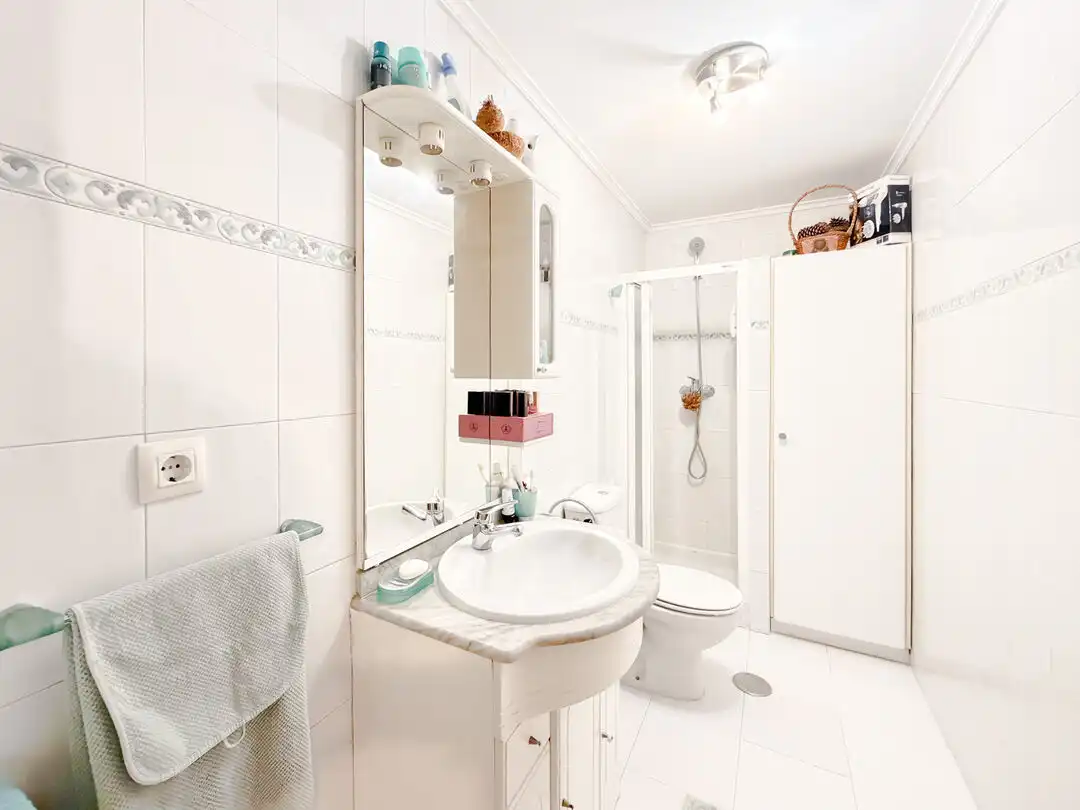Baño de Piso en venta en Santa Cruz de Bezana con Calefacción, Terraza y Trastero