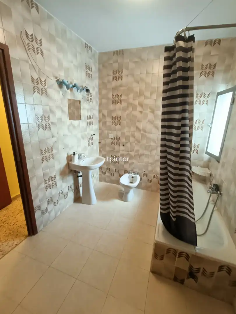 Badezimmer von Wohnung zum Verkauf in Plasencia mit Klimaanlage, Heizung und Parkett