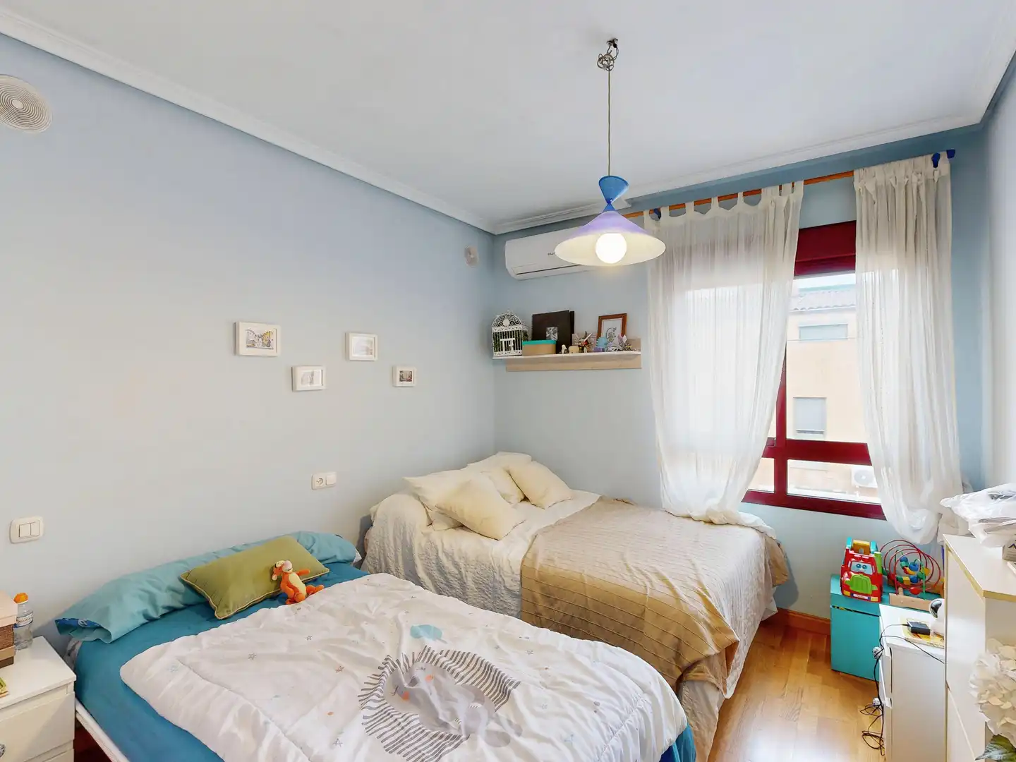 Habitación de Casa adosada en venta en Cáceres con Calefacción y Trastero