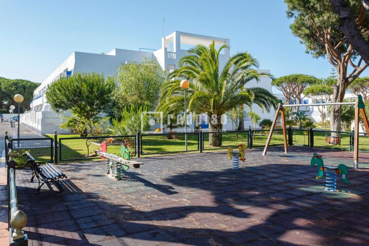 Vista exterior de Apartament de lloguer en Chiclana de la Frontera amb Aire condicionat, Jardí privat i Traster