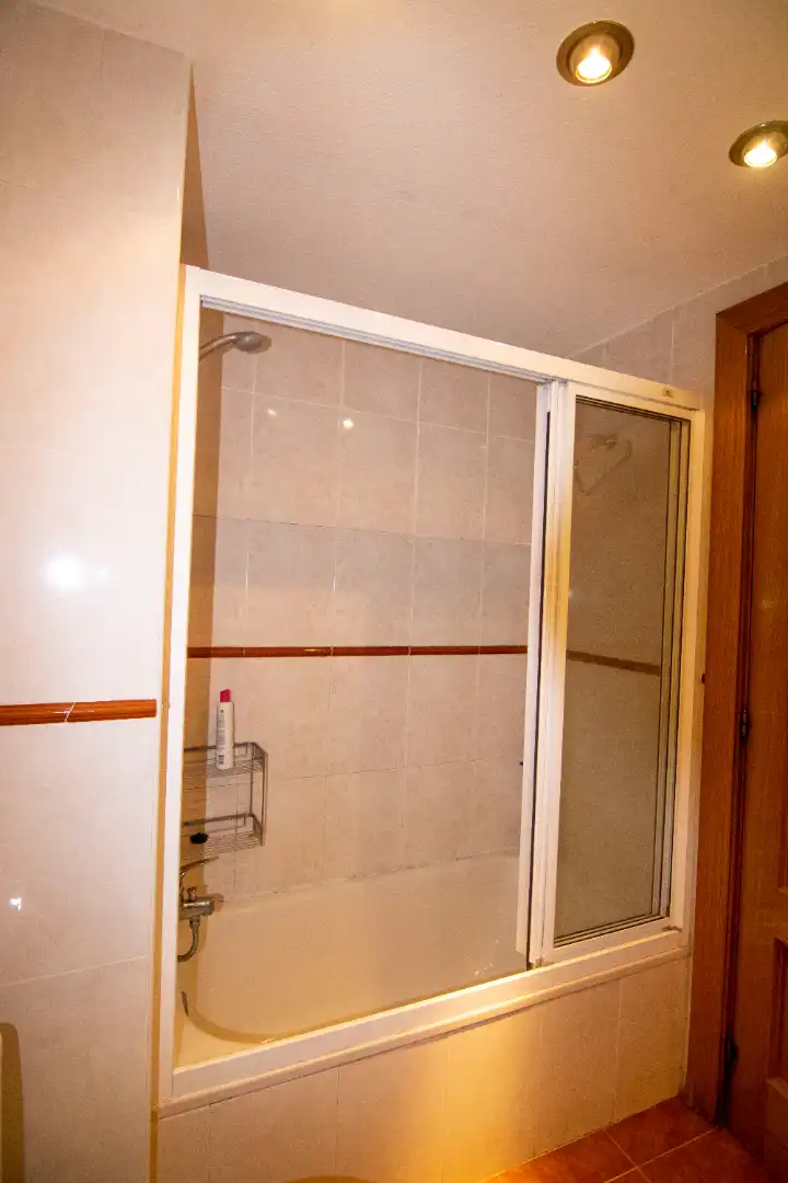 Badezimmer von Wohnung zum Verkauf in Madrid mit Klimaanlage, Heizung und Terrasse