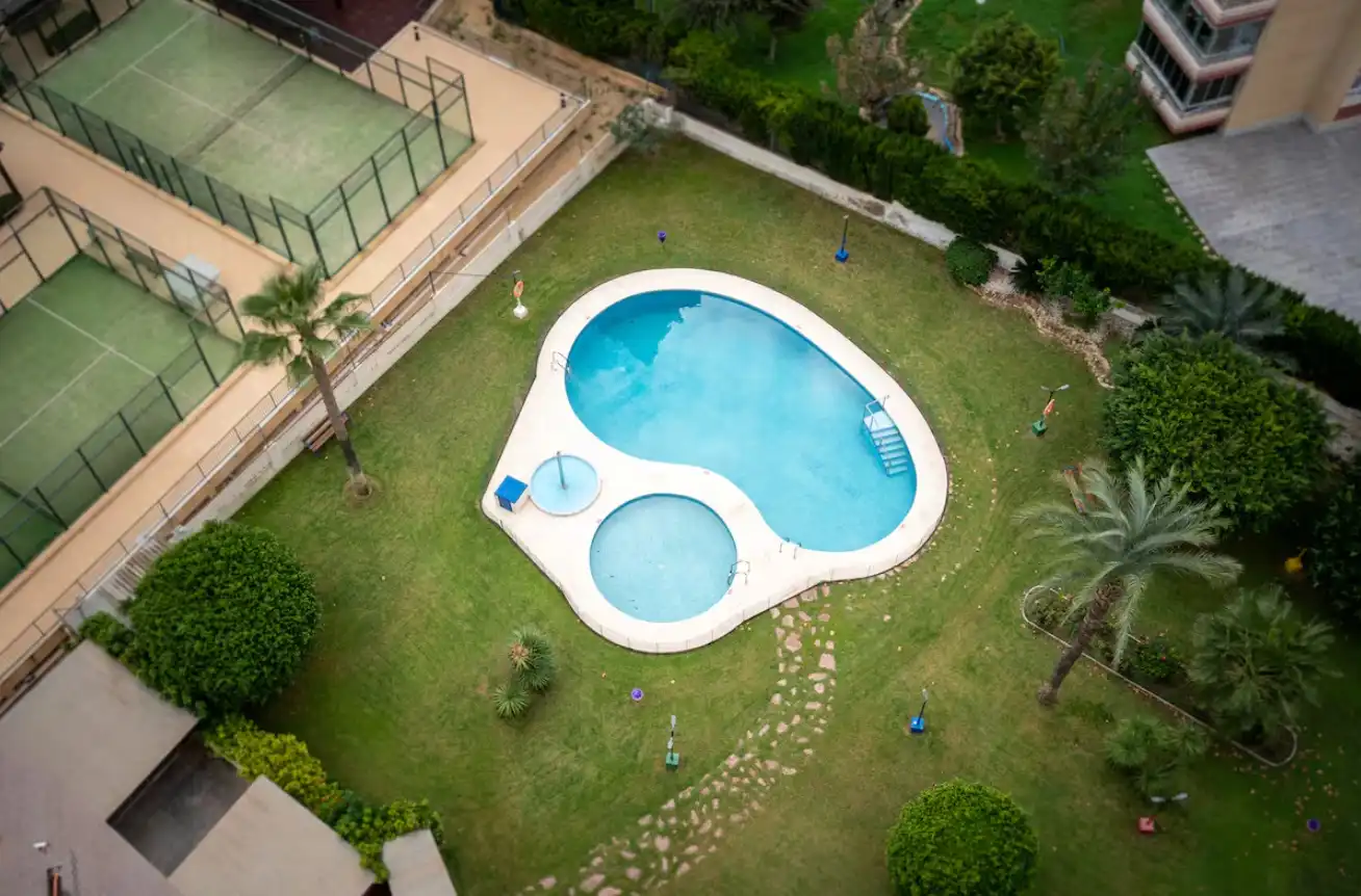 Piscina de Apartamento de alquiler en Benidorm con Aire acondicionado, Calefacción y Parquet