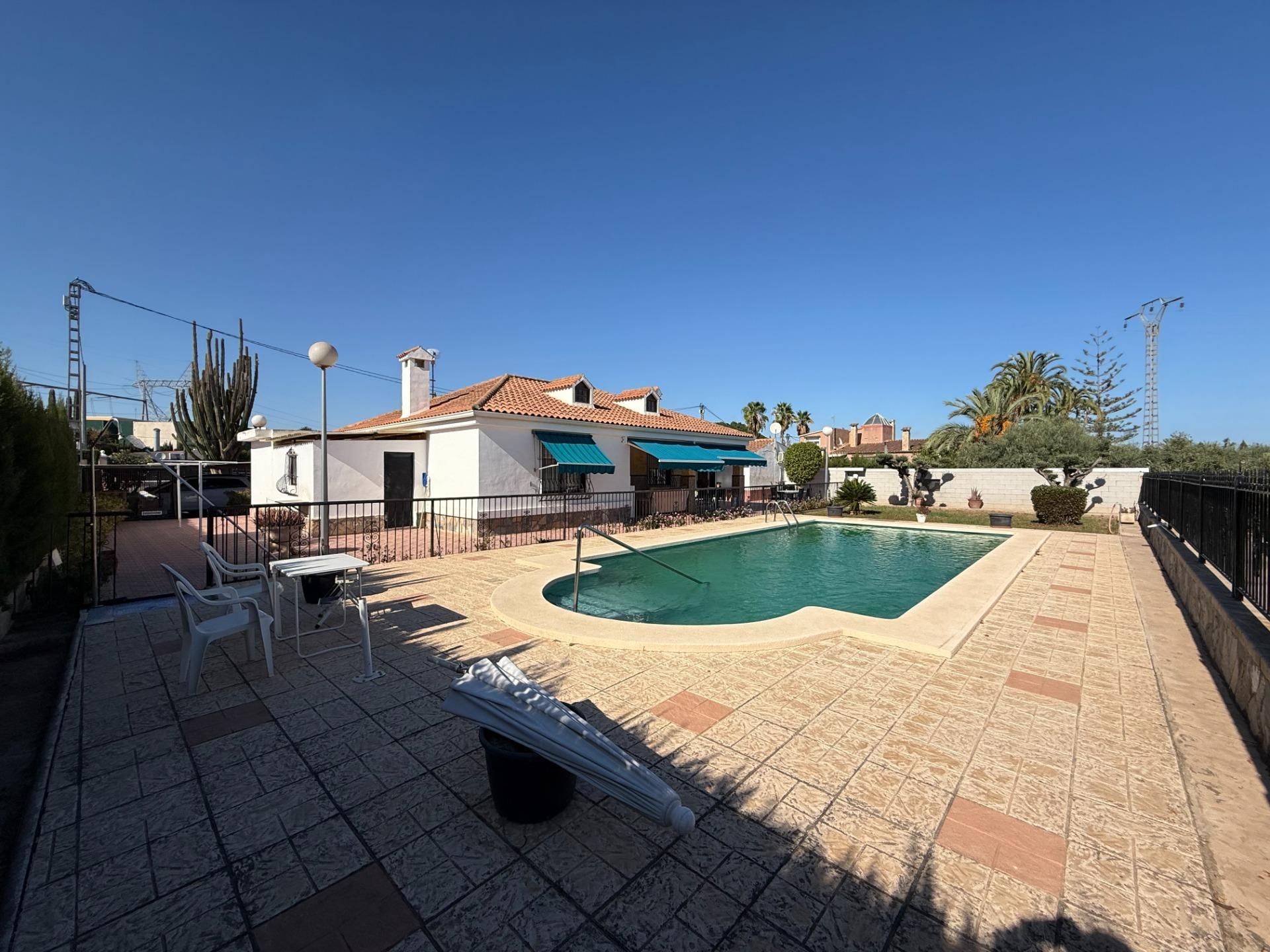 Vista exterior de Casa o xalet en venda en Elche / Elx amb Aire condicionat, Calefacció i Jardí privat