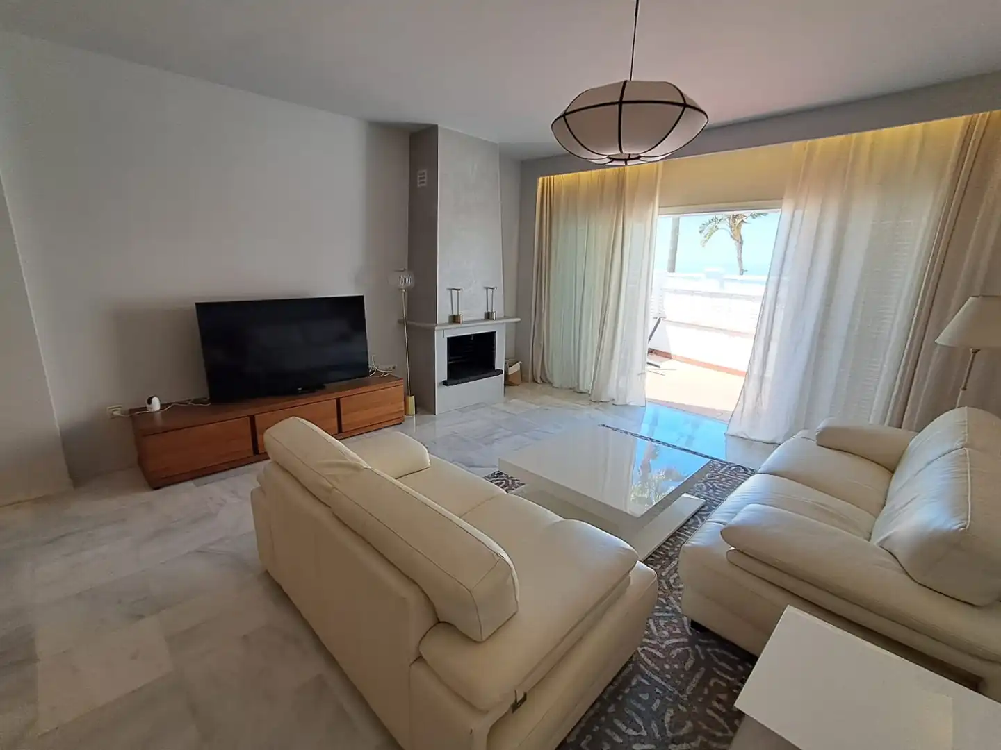 Sala d'estar de Casa adosada en venda en Estepona amb Aire condicionat, Terrassa i Traster