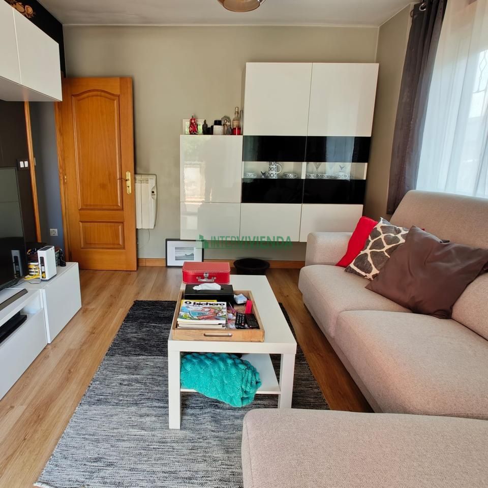 Sala d'estar de Casa adosada en venda en Vigo  amb Calefacció, Terrassa i Traster