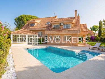 Casa amb piscina en venda a Castillo Campodón