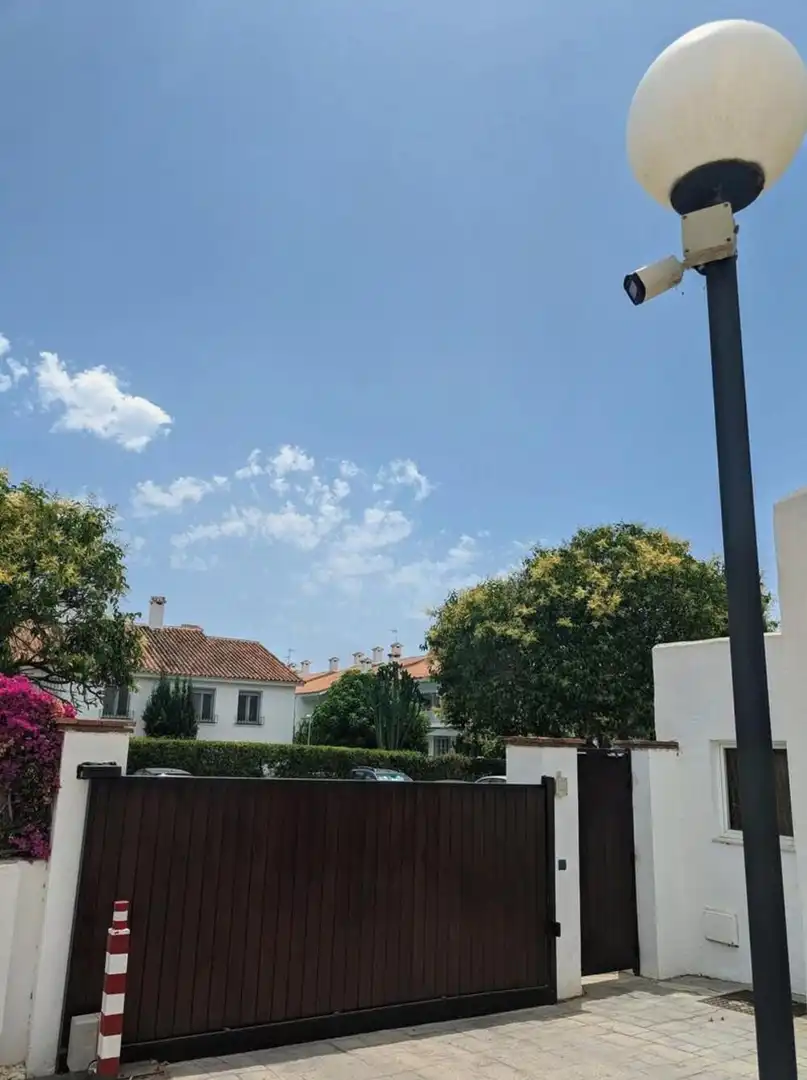 Vista exterior de Casa adosada de lloguer en Marbella amb Aire condicionat, Terrassa i Moblat