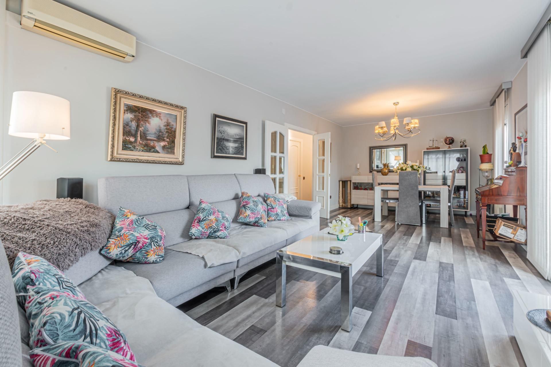 Wohnzimmer von Wohnung zum Verkauf in Terrassa mit Klimaanlage, Parkett und Terrasse