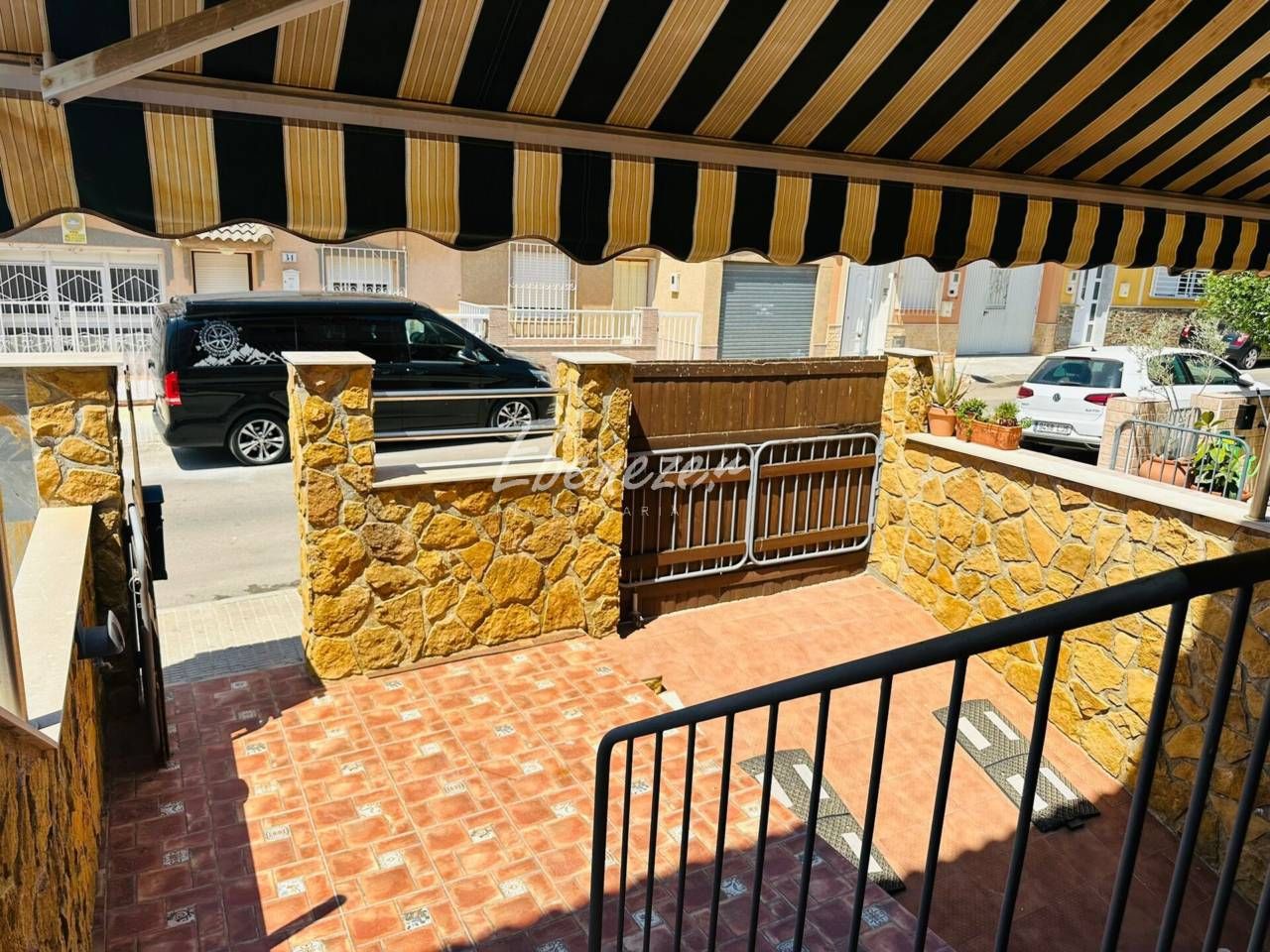 Vista exterior de Casa adosada en venda en Cartagena amb Aire condicionat i Jardí privat