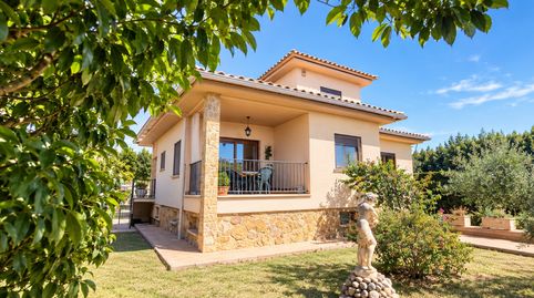 Chalet grande con amplio jardin y piscina