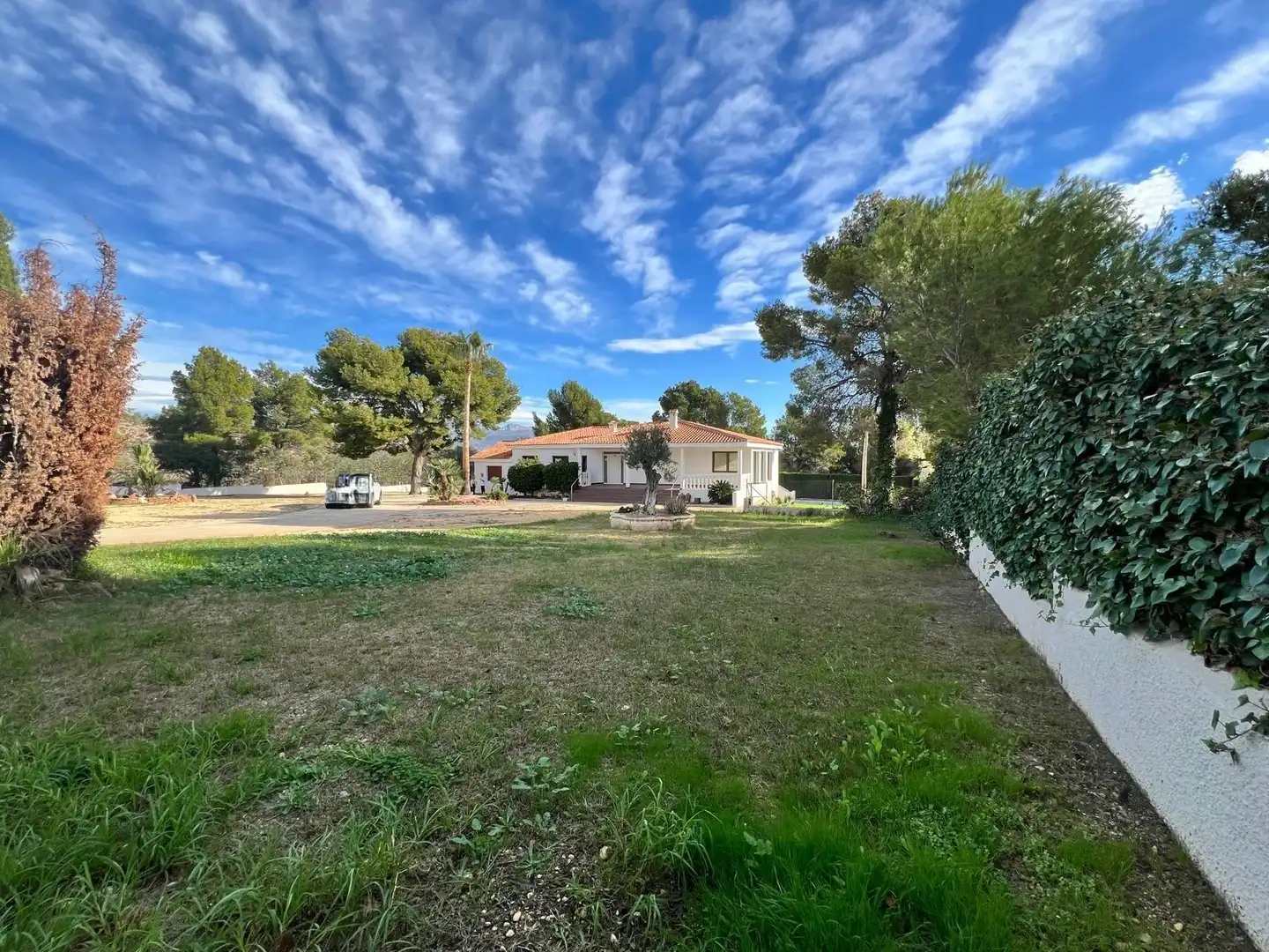 Vista exterior de Casa o xalet en venda en La Nucia amb Jardí privat, Terrassa i Piscina