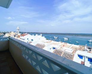 Vista exterior de Àtic en venda en Isla Cristina amb Aire condicionat, Terrassa i Piscina