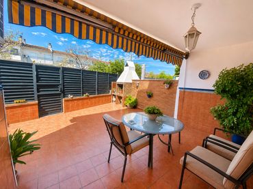 Casa bifamiliare con balcone in vendita a Santa Perpètua de Mogoda