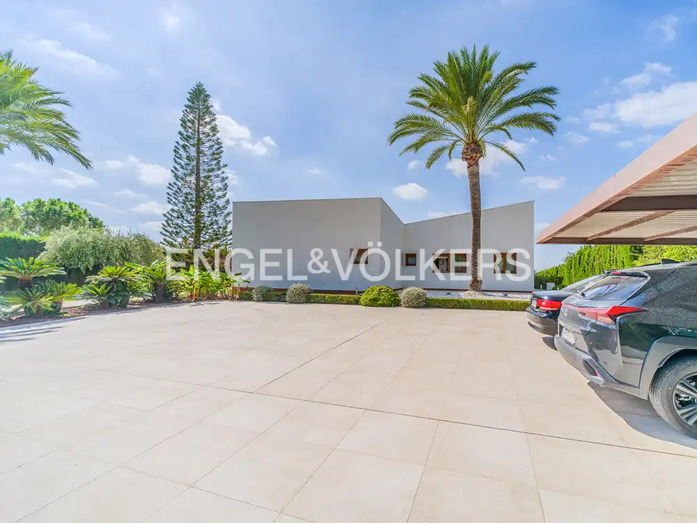Vista exterior de Casa o xalet en venda en Elche / Elx amb Aire condicionat, Calefacció i Jardí privat