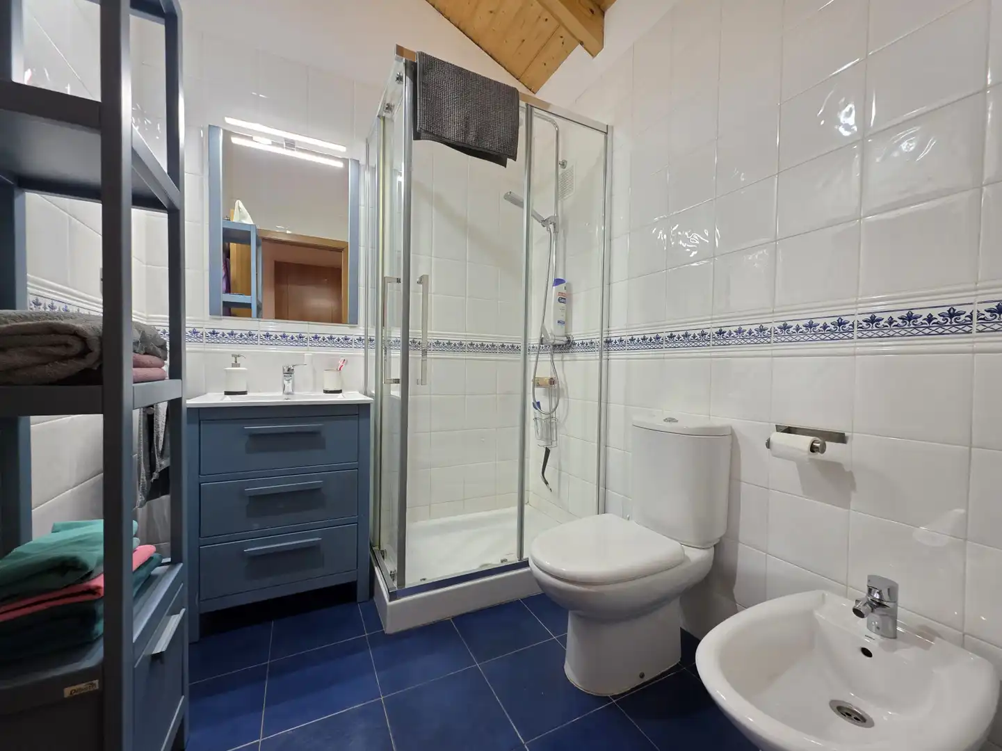 Badezimmer von Haus oder Chalet zum Verkauf in Sariego mit Heizung, Parkett und Terrasse