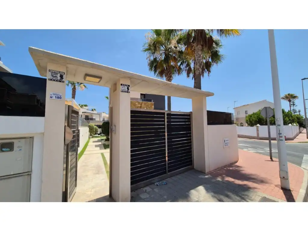 Casa amb jardí en venda a Calle Gabriela Mistral, imagen 4