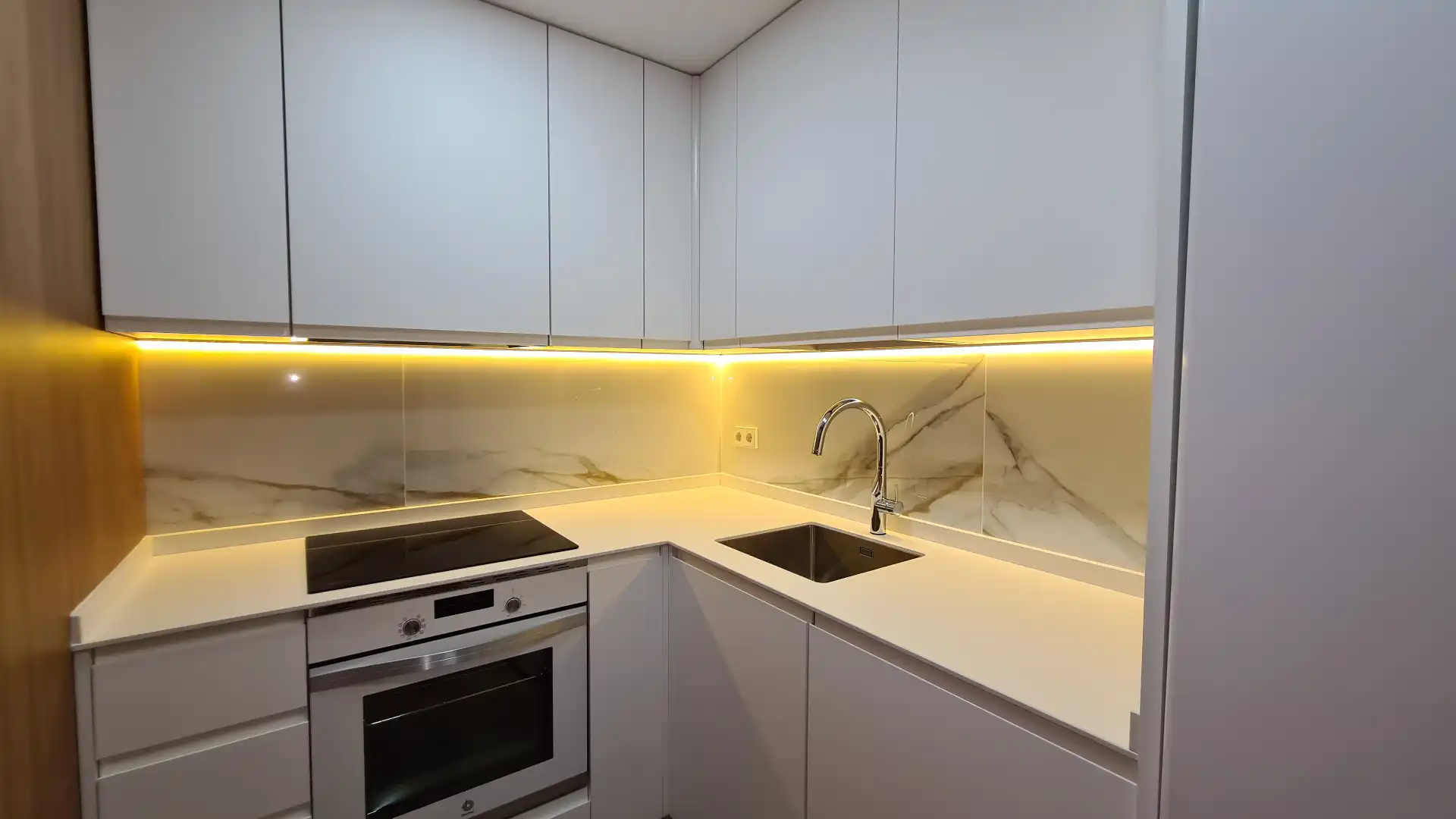 Cuina de Apartament de lloguer en Madrid amb Aire condicionat, Calefacció i Moblat