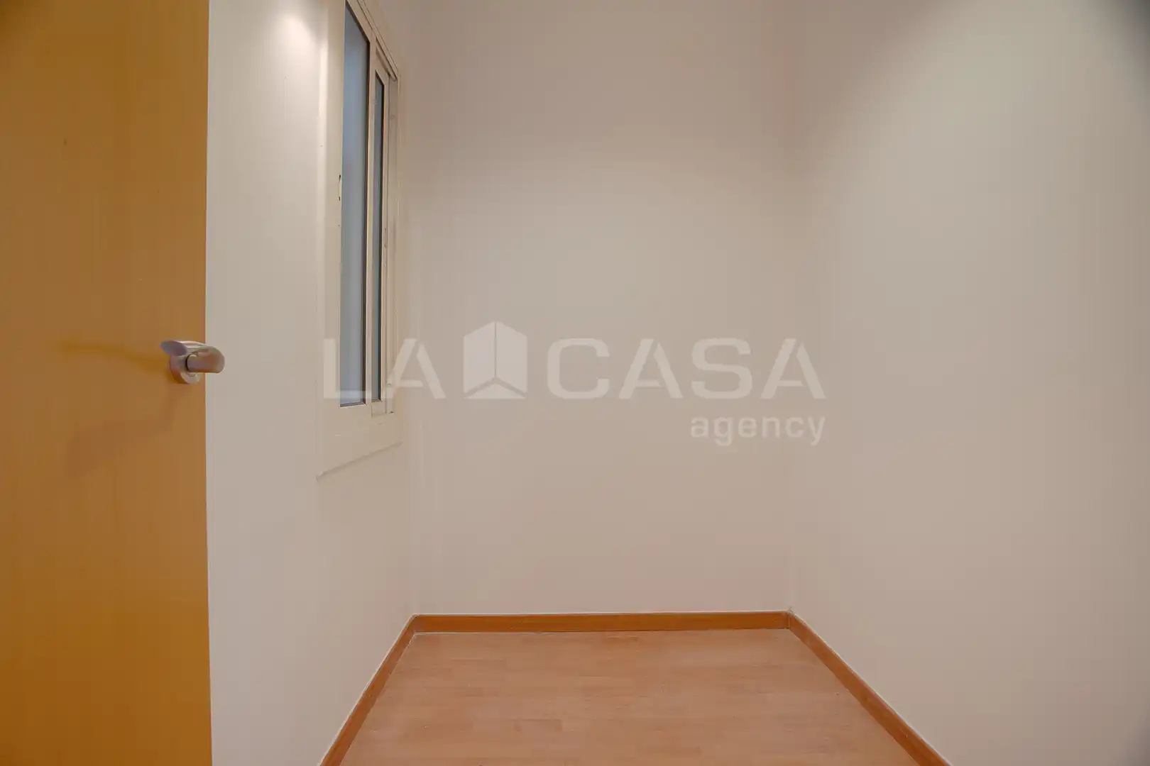 Wohnung zum Verkauf in Barcelona mit Klimaanlage, Abstellraum und Ofen