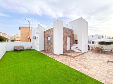 Casa pareada con jardín en venta en Orihuela Costa