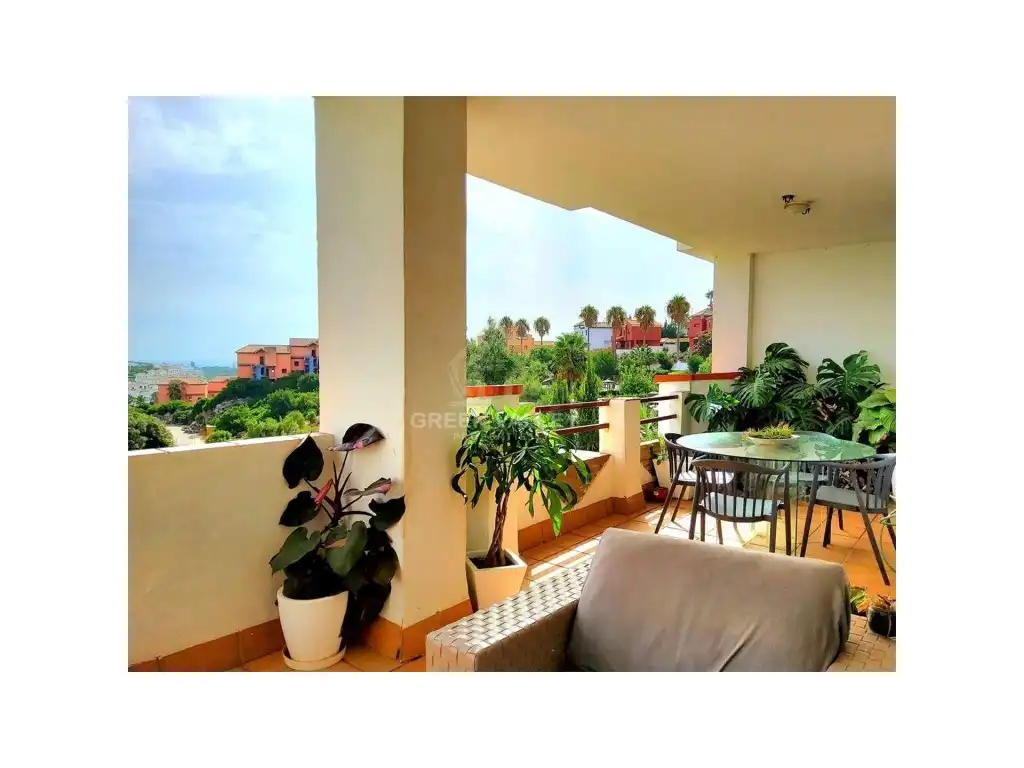 Terrasse von Wohnung zum Verkauf in La Alcaidesa mit Klimaanlage, Privatgarten und Terrasse