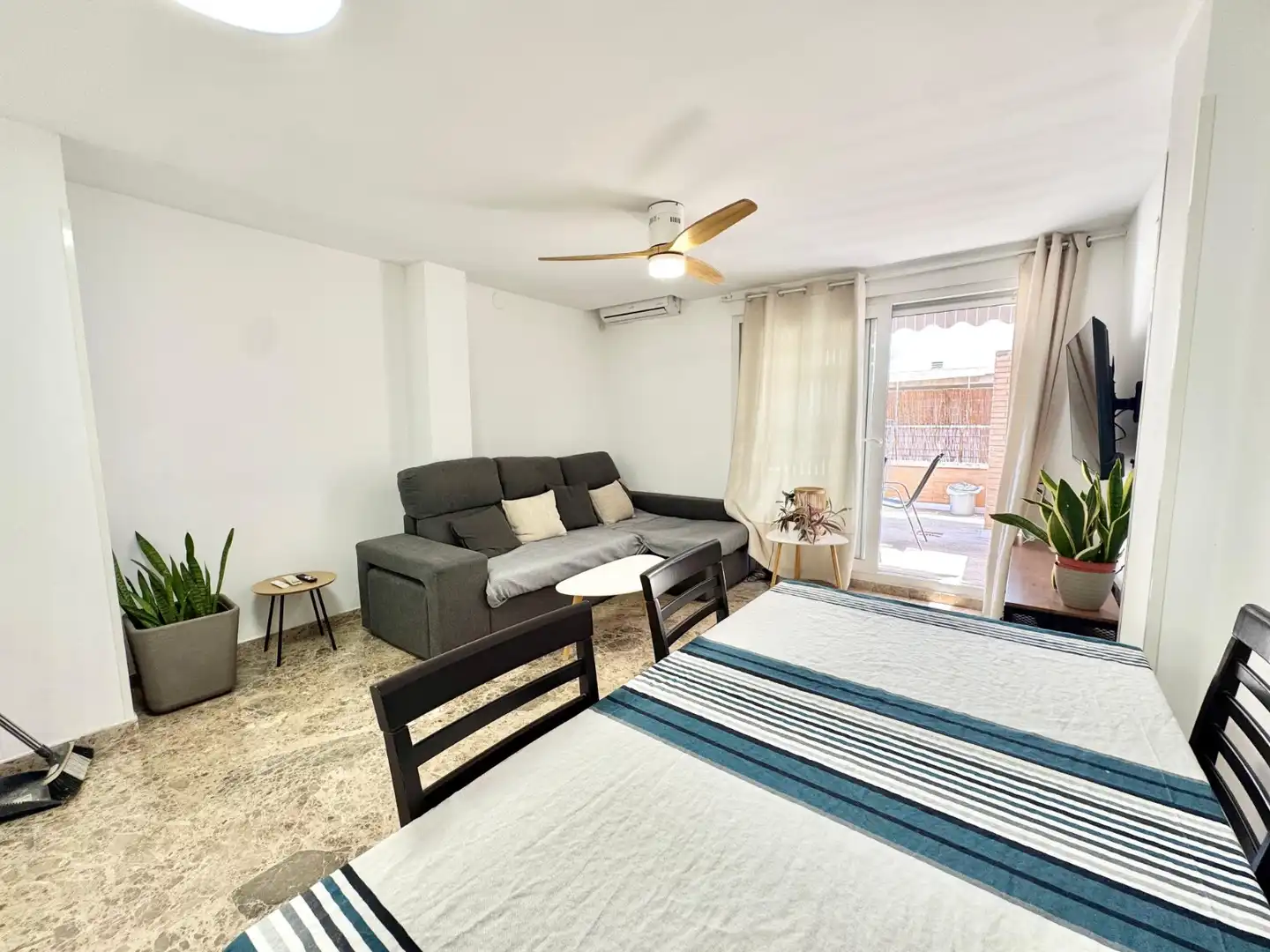 Sala de estar de Ático de alquiler en Torrevieja con Aire acondicionado, Terraza y Amueblado