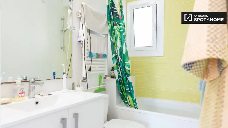 Bany de Apartament per a compartir en Barcelona amb Aire condicionat, Calefacció i Terrassa