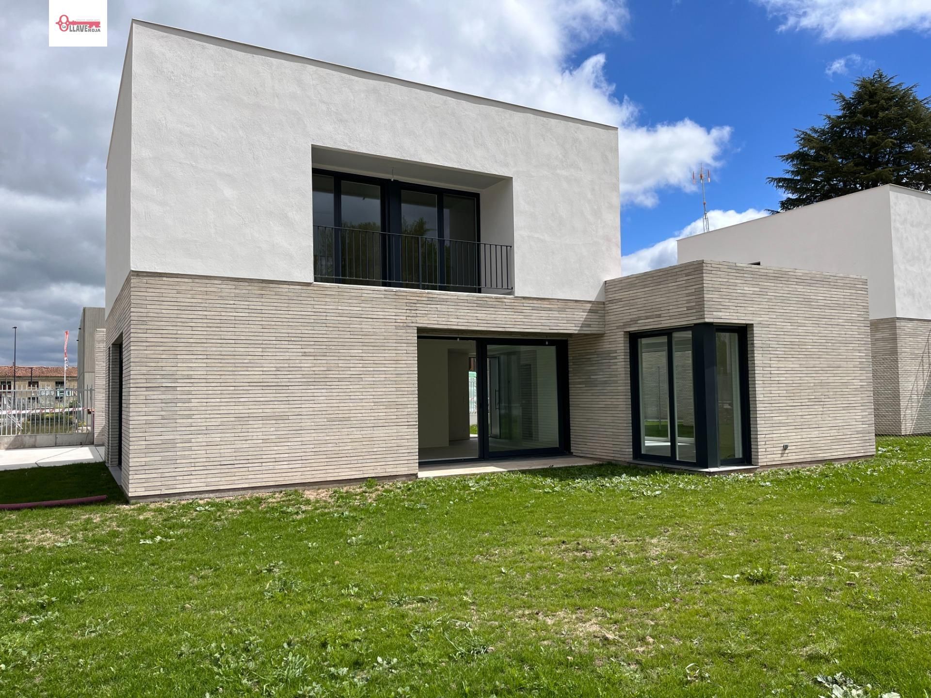 Vista exterior de Casa o xalet en venda en Burgos Capital amb Calefacció, Jardí privat i Terrassa
