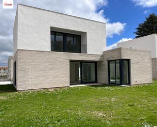 Vista exterior de Casa o xalet en venda en Burgos Capital amb Calefacció, Jardí privat i Terrassa