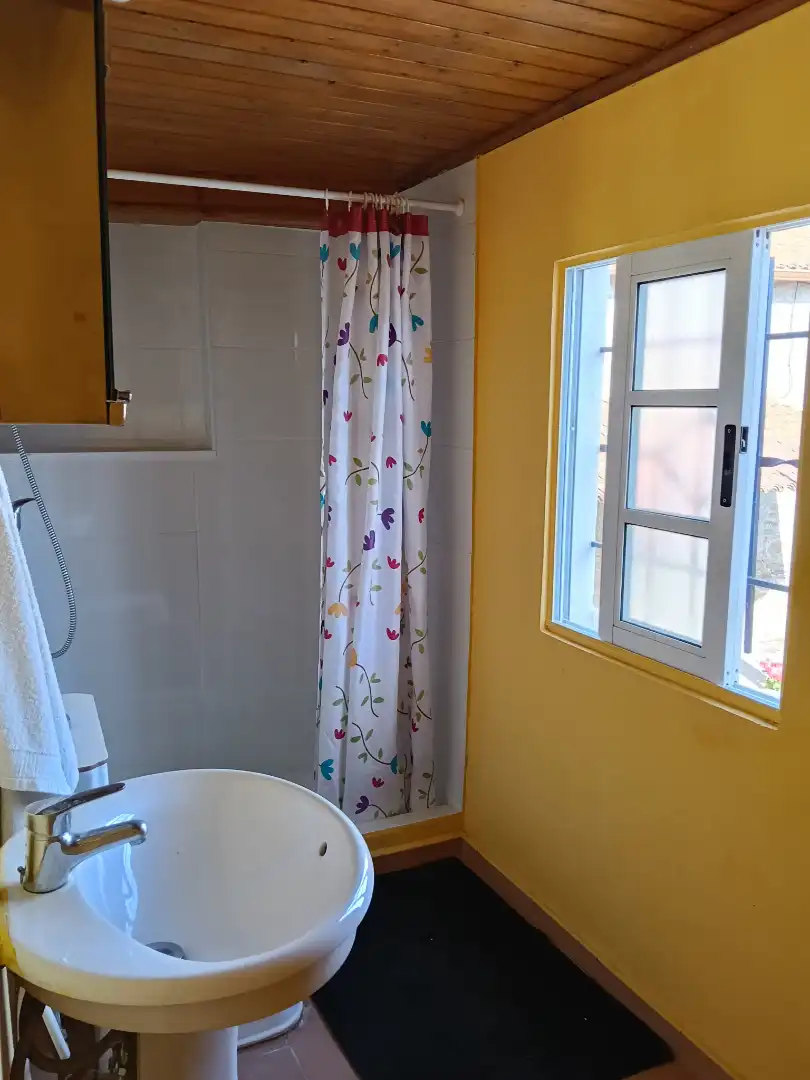 Badezimmer von Einfamilien-Reihenhaus zum Verkauf in Carral mit Privatgarten und Abstellraum