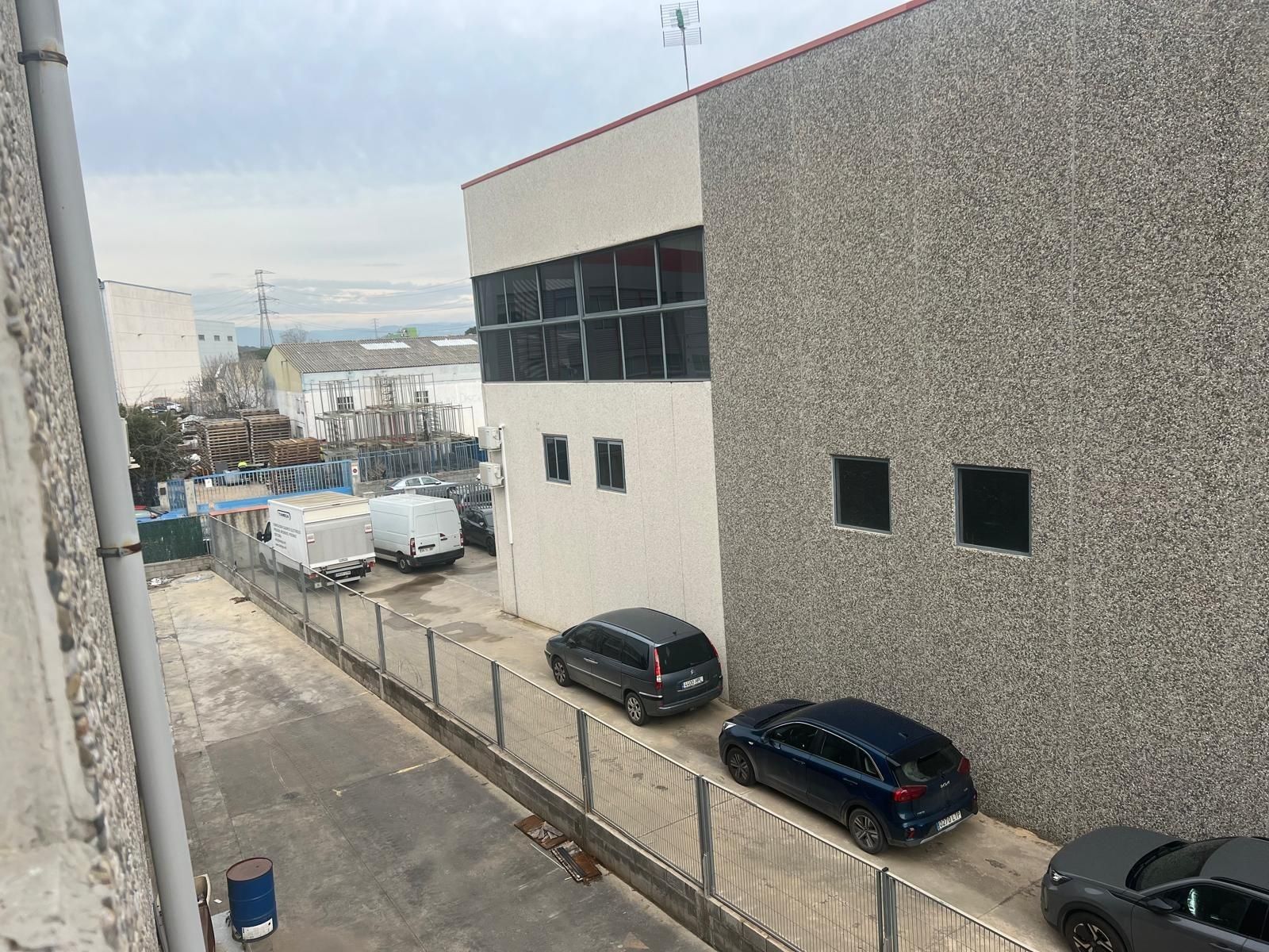 Vista exterior de Nau industrial en venda en Santa Perpètua de Mogoda