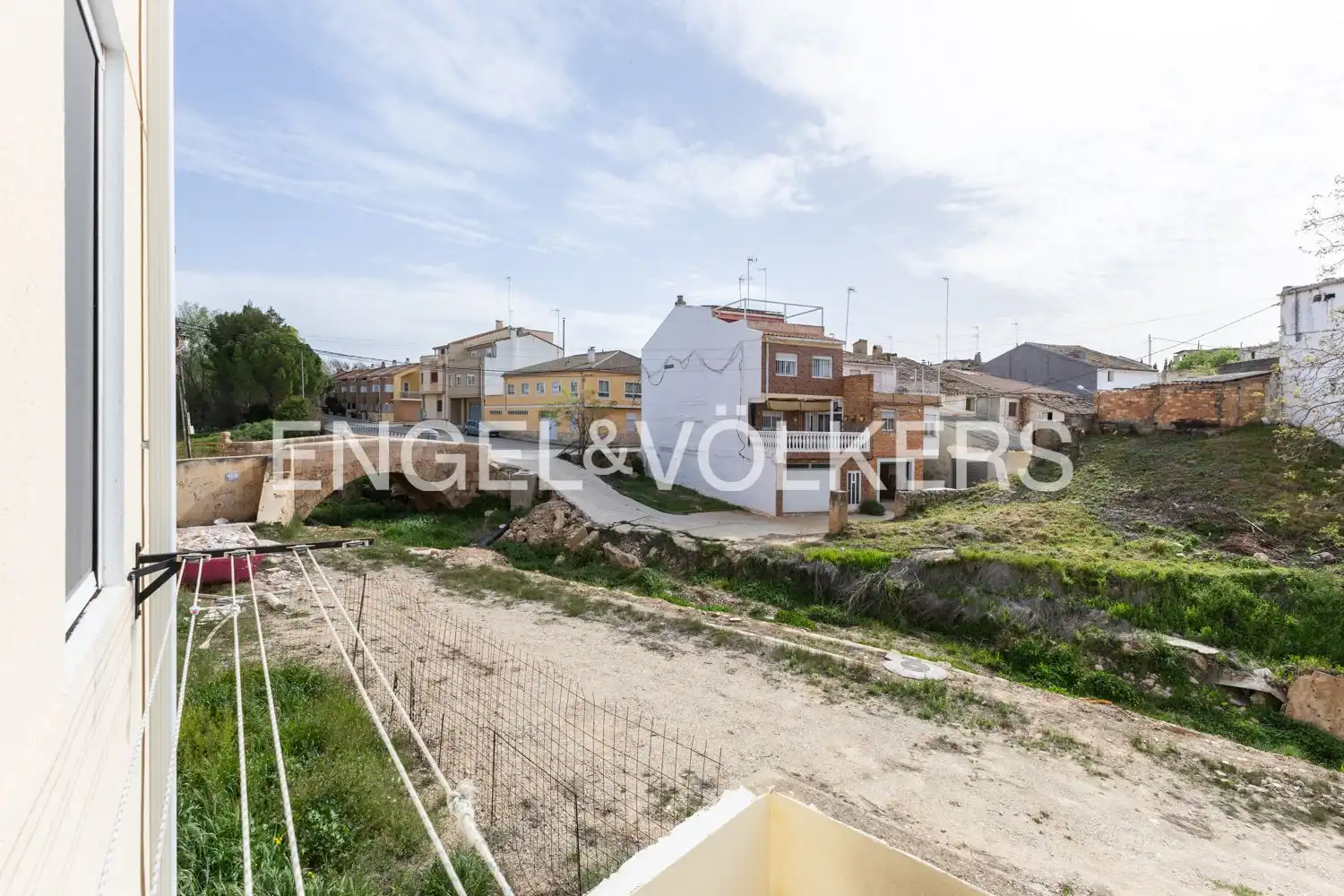 Houses for sale in Requena  with Air Conditioner, Heating and Storage room