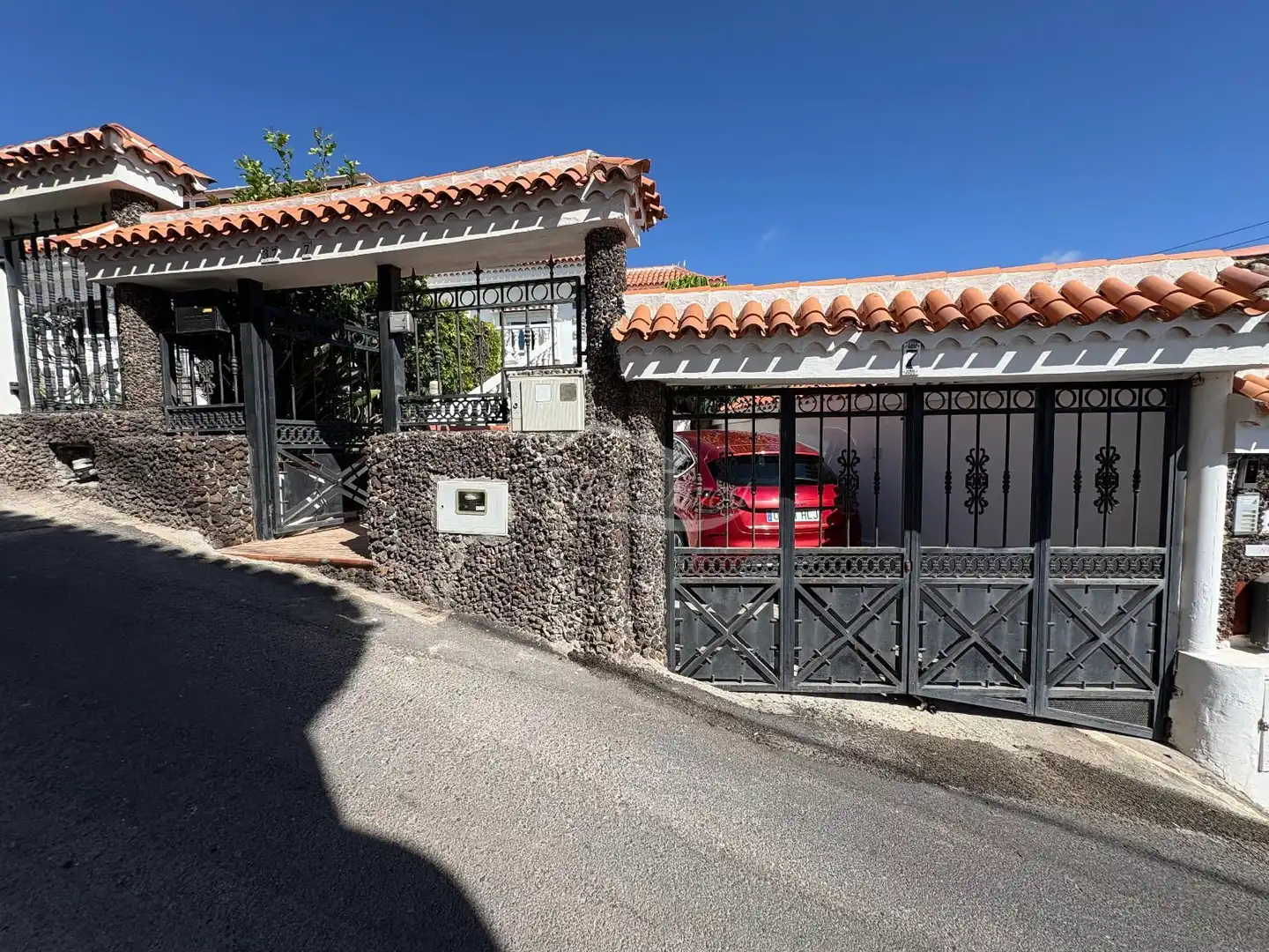 Vista exterior de Casa adosada en venda en Adeje amb Aire condicionat, Terrassa i Moblat