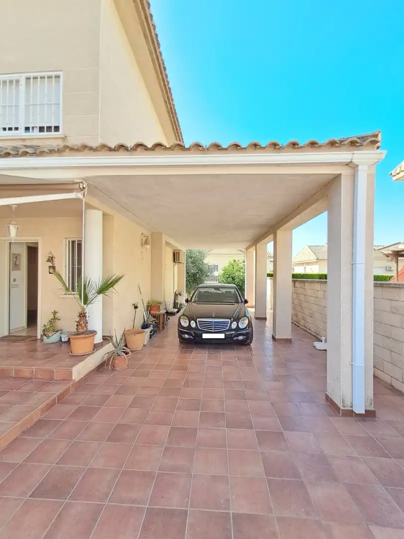 Casa adosada en venda en La Nucia amb Aire condicionat, Calefacció i Jardí privat