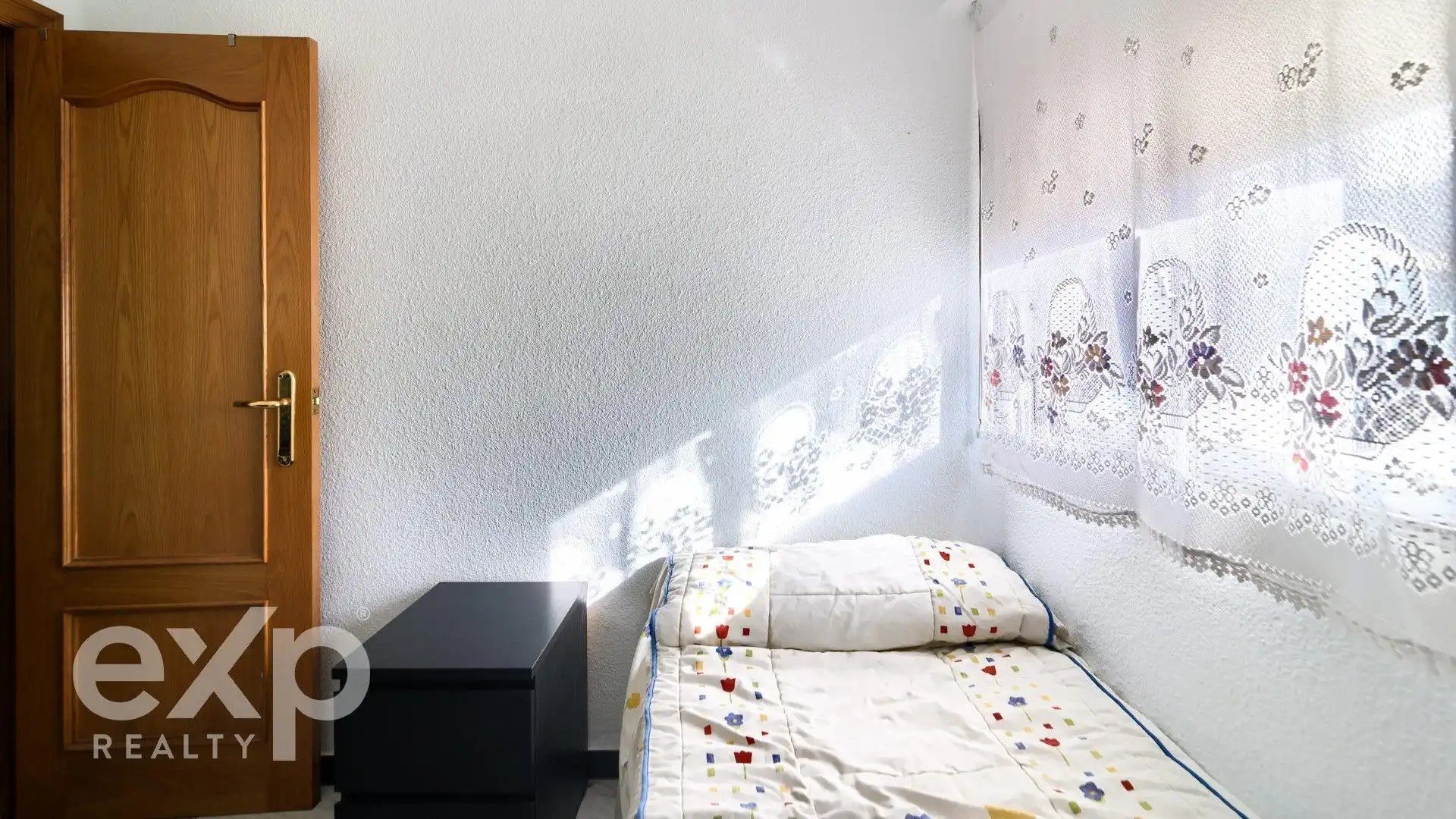 Bedroom of Flat for sale in Valencia  with Air Conditioner, Heating and Terrace