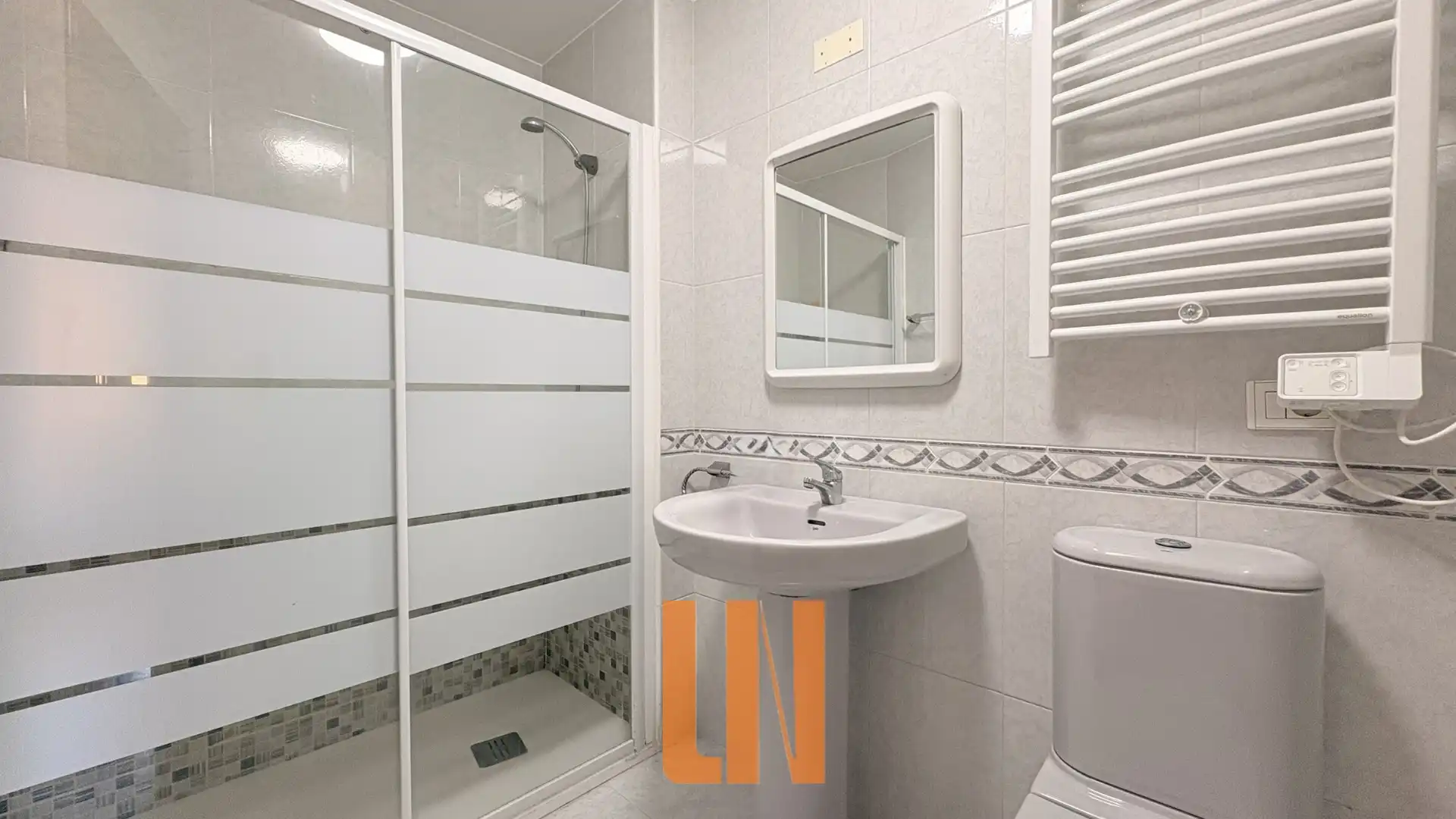 Badezimmer von Wohnung zum Verkauf in Oleiros mit Heizung und Parkett