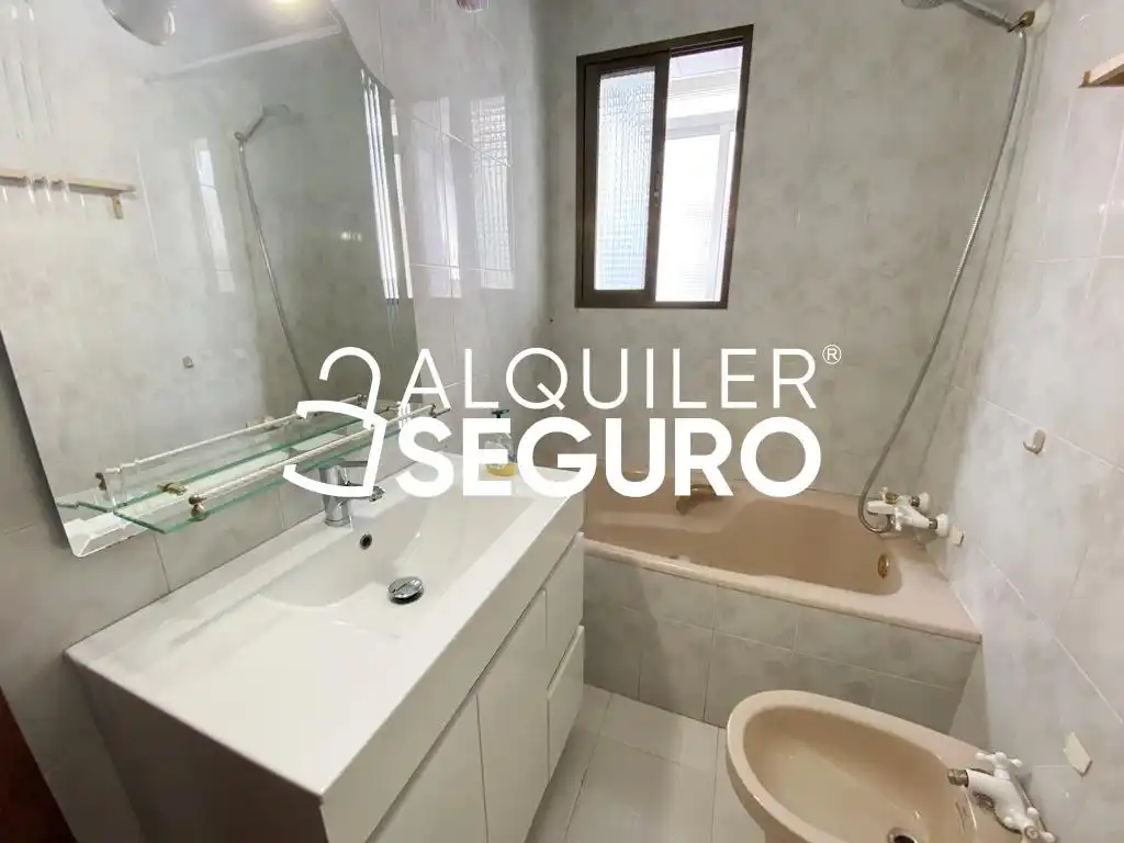 Bathroom of Flat for rent in Madrid  with Heating, Terrace and Furnished