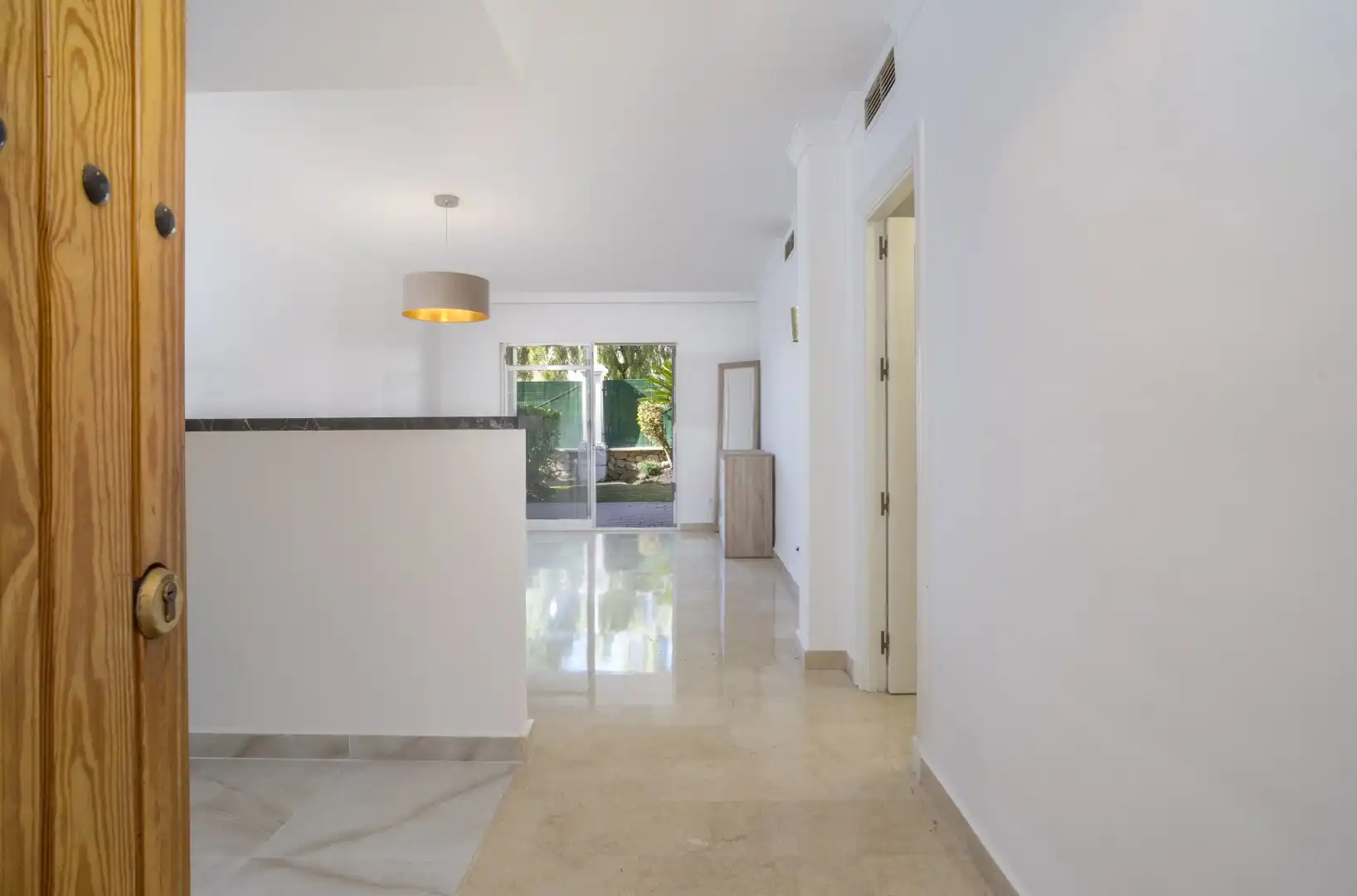 Planta baja en venta en Marbella con Jardín privado, Terraza y Piscina