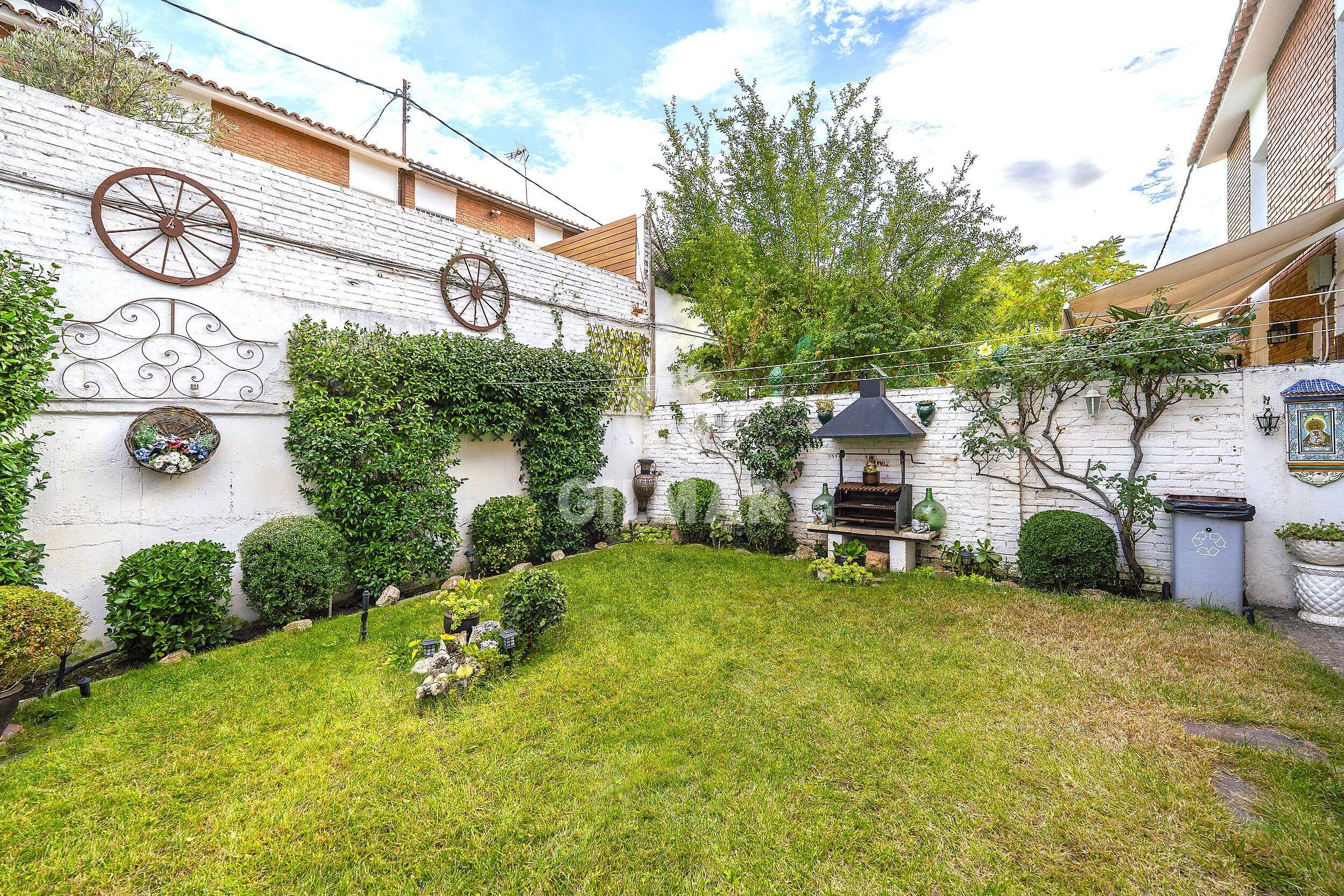 Garden of Single-family semi-detached for sale in  Madrid Capital  with Heating and Private garden