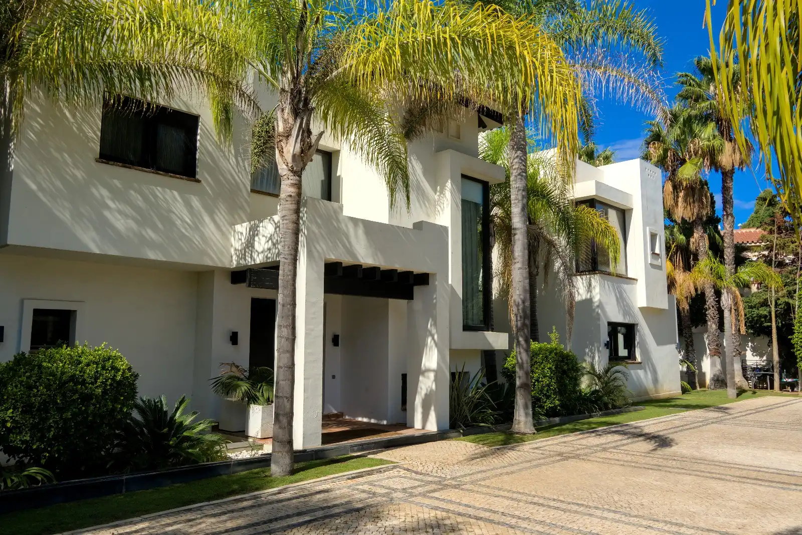 Vista exterior de Casa o xalet en venda en Marbella amb Aire condicionat, Jardí privat i Parquet