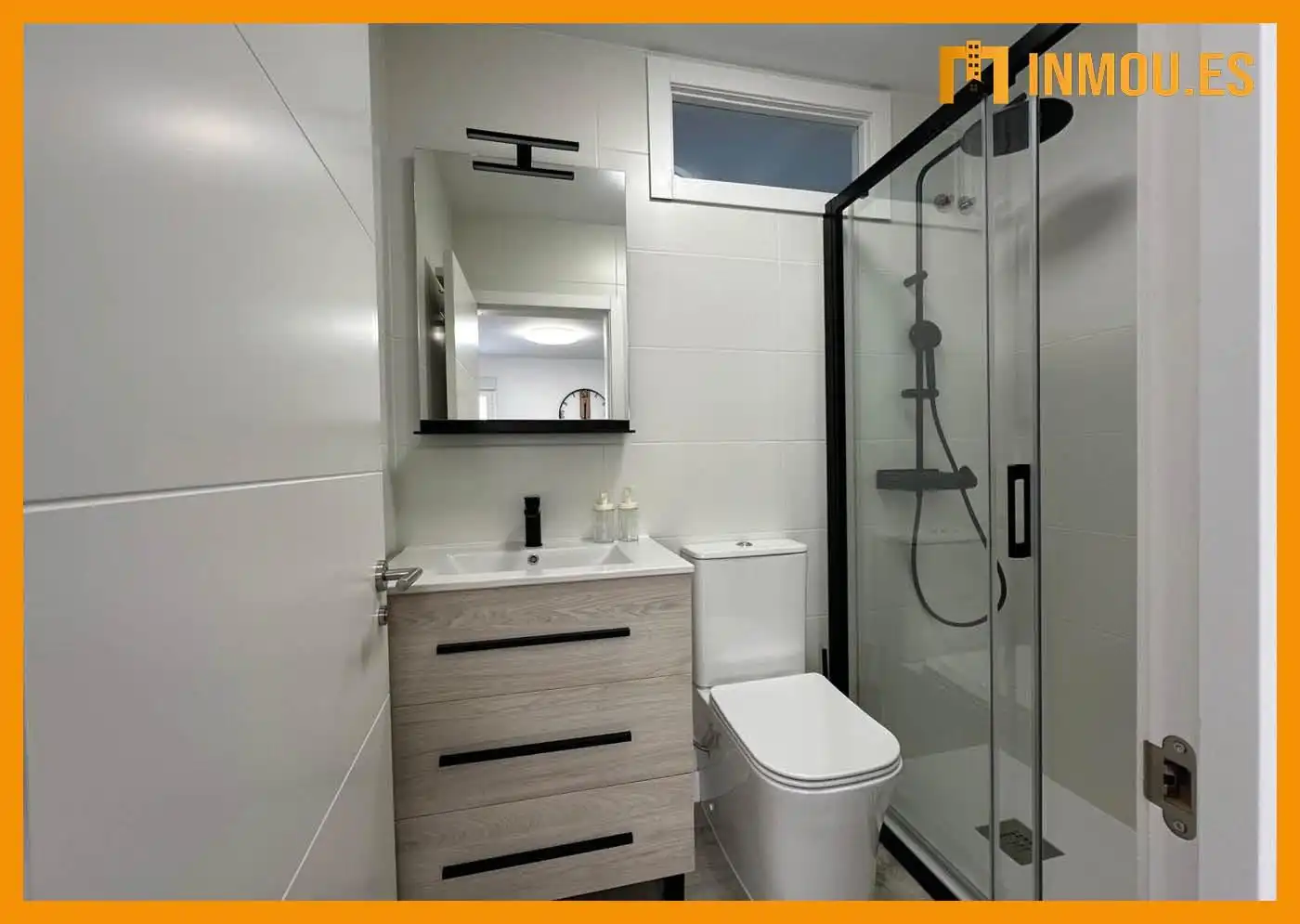 Bany de Apartament de lloguer en Ourense Capital  amb Aire condicionat, Calefacció i Moblat