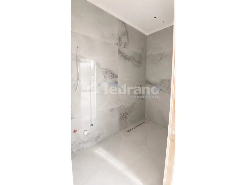 Badezimmer von Wohnung zum Verkauf in Benidorm mit Klimaanlage, Privatgarten und Terrasse