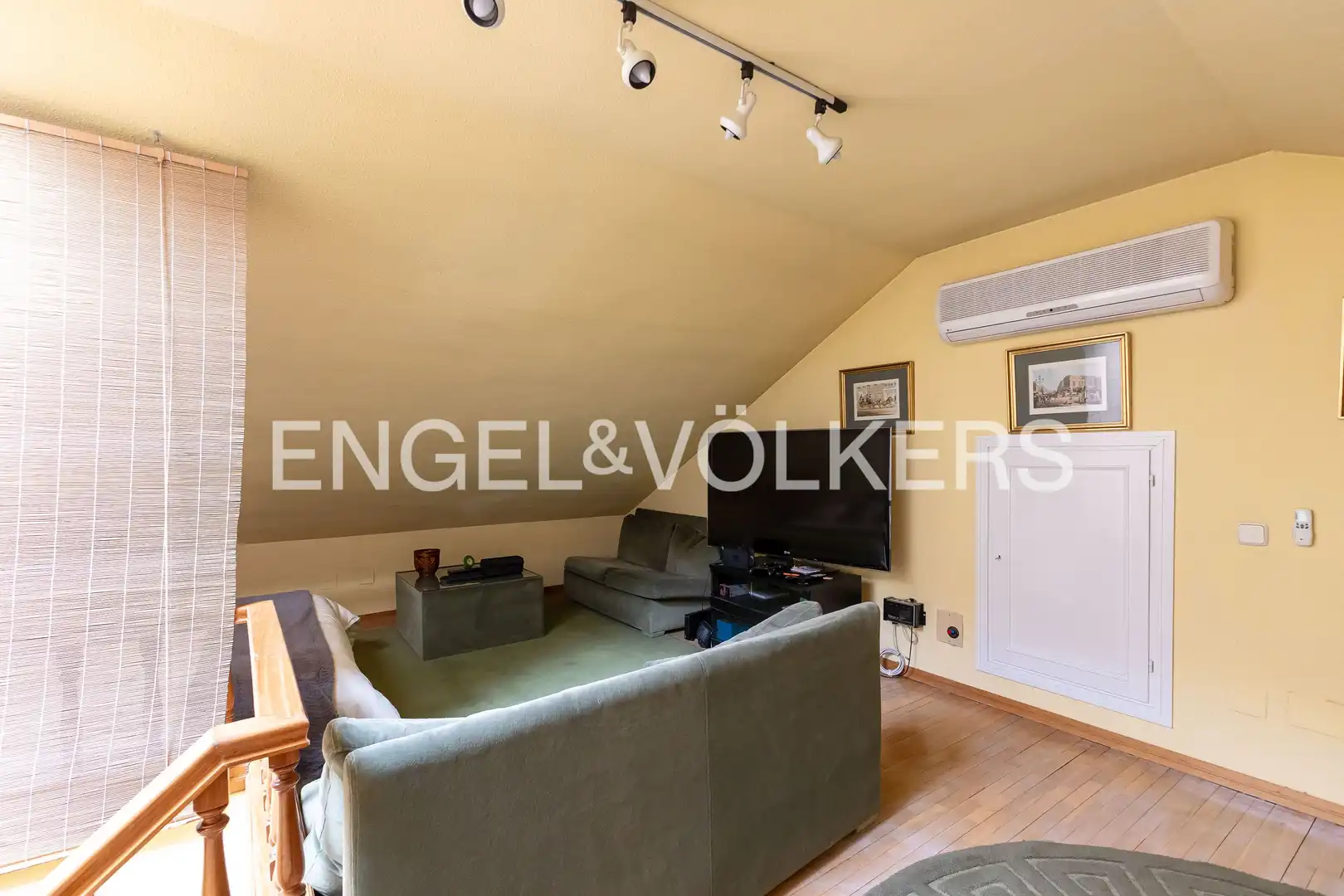 Sala de estar de Casa adosada en venta en Madrid con Aire acondicionado, Calefacción y Jardín privado