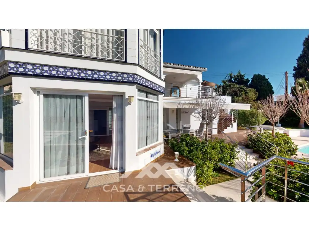 Vista exterior de Casa o xalet en venda en Vélez-Málaga amb Aire condicionat, Jardí privat i Terrassa