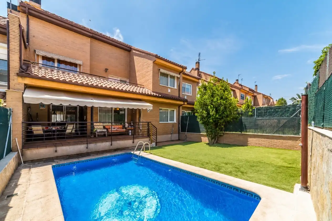 Jardí de Casa adosada en venda en Arroyomolinos (Madrid) amb Calefacció, Jardí privat i Piscina