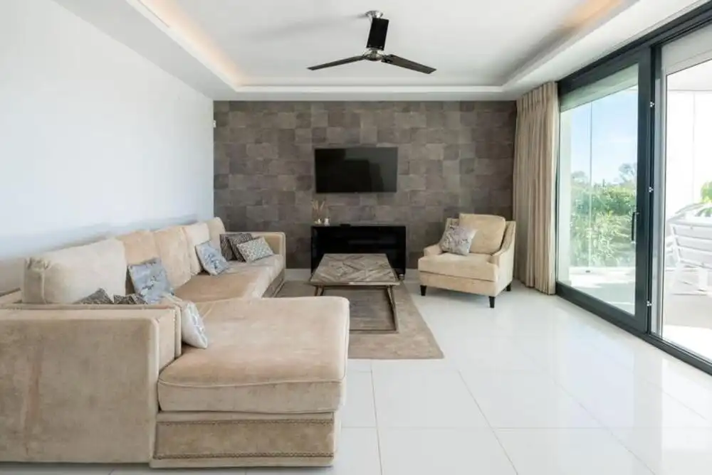 Sala de estar de Planta baja de alquiler en Benahavís con Aire acondicionado, Terraza y Piscina