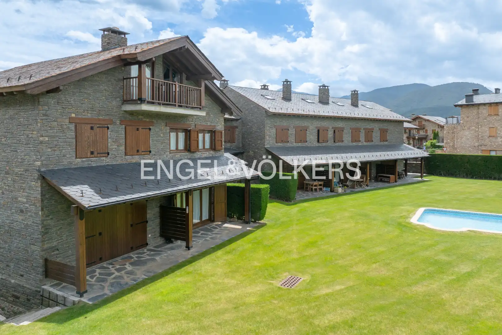 Vista exterior de Casa adosada en venda en Bellver de Cerdanya amb Calefacció, Parquet i Terrassa
