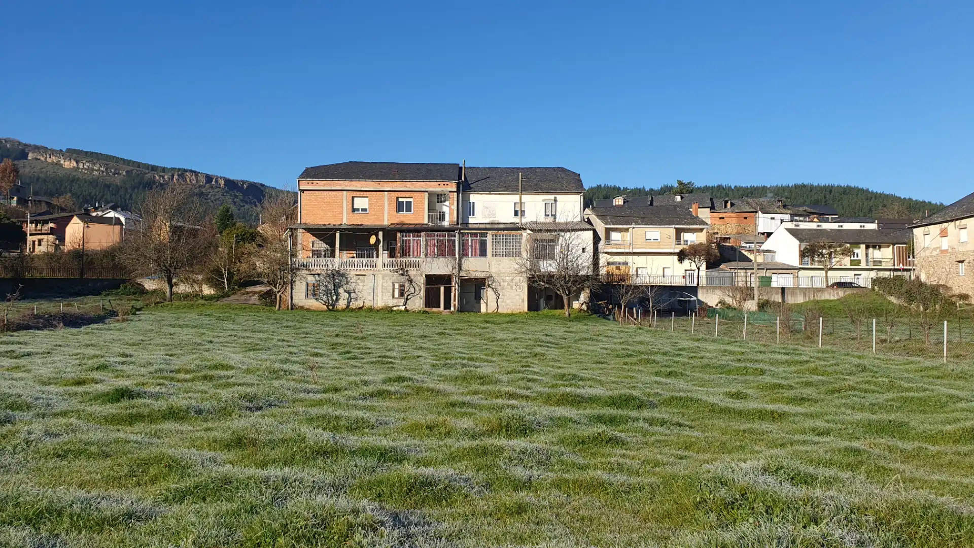 Vista exterior de Casa o xalet en venda en Vega de Espinareda amb Calefacció, Jardí privat i Terrassa