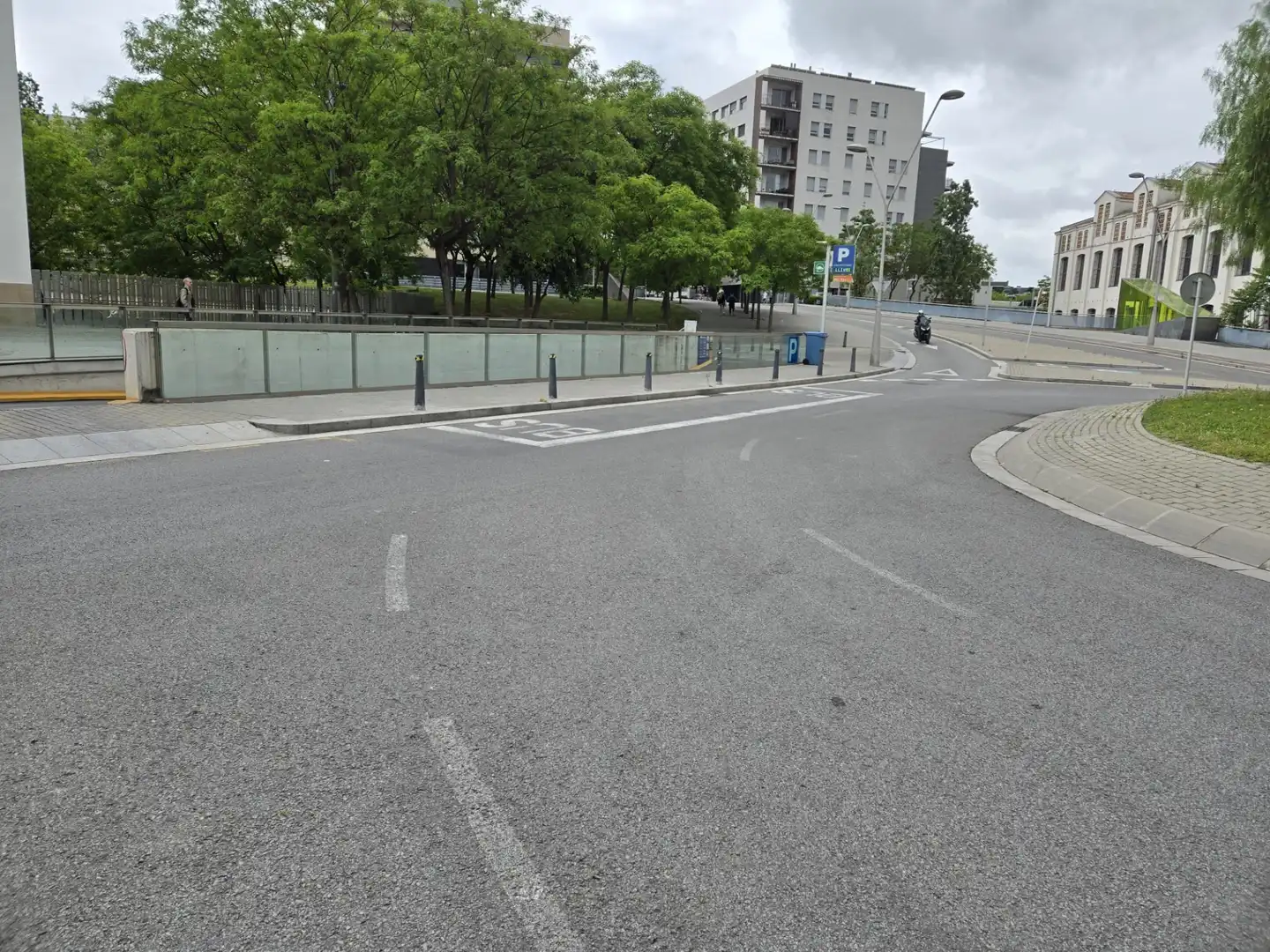 Vista exterior de Garatge en venda en Sant Feliu de Llobregat amb Alarma