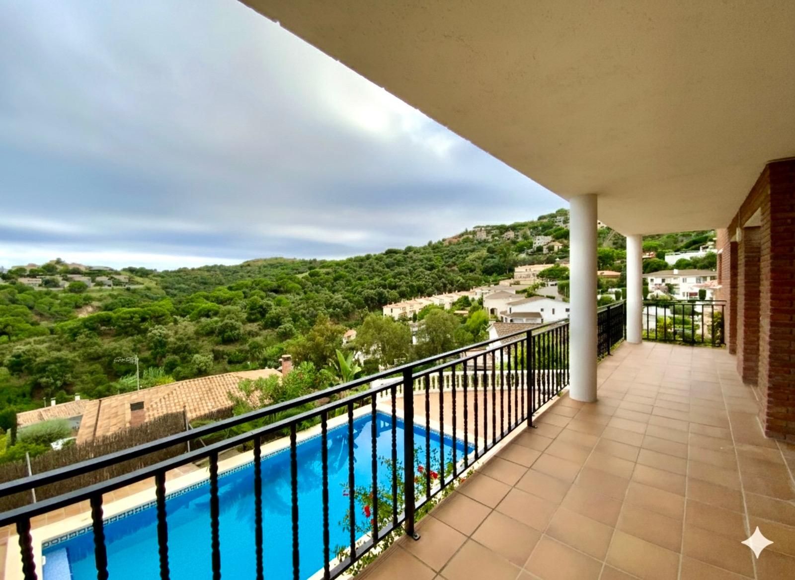 Vista exterior de Casa o xalet de lloguer en Alella amb Calefacció, Jardí privat i Terrassa