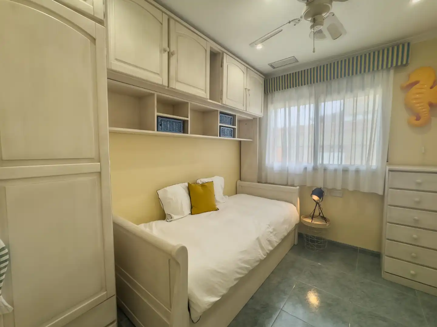 Dormitori de Apartament de lloguer en Santa Pola amb Terrassa, Moblat i Forn